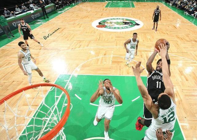 欧文球衣遭绿军球迷踩踏,欧文被垫脚退场原视频