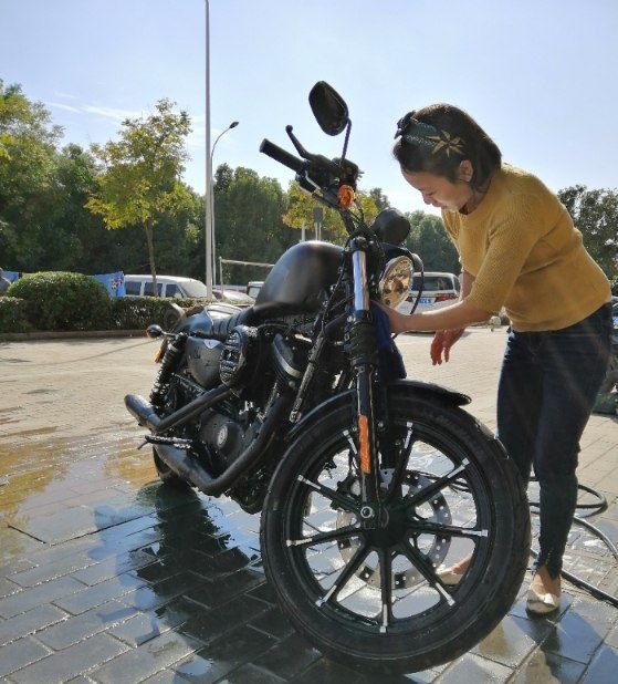 哈雷883硬汉炸街回头率,哈雷883硬汉的真实感受