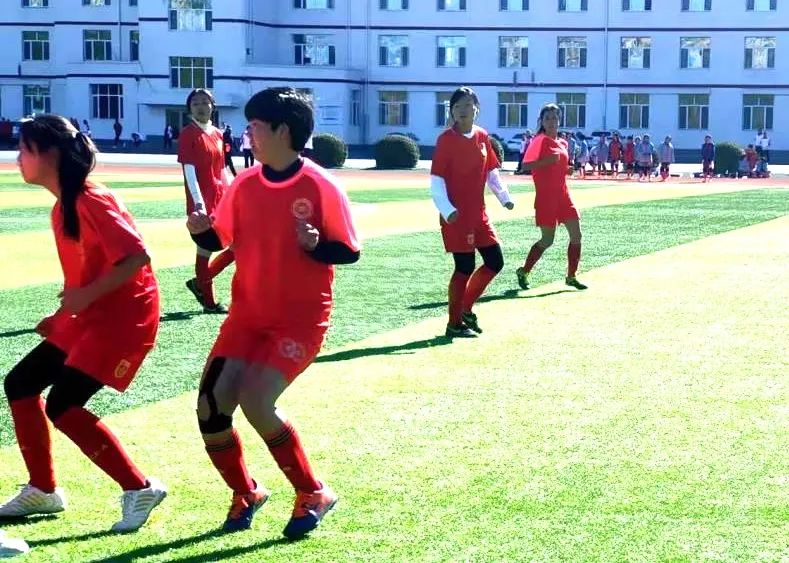 一脚射门！宝清二中女孩赛场上划出完美“弧线”！