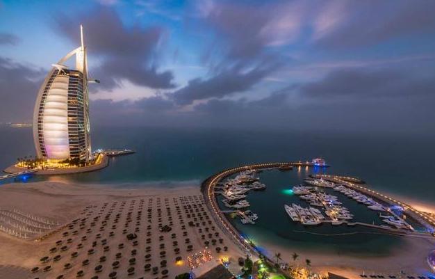 迪拜富豪都在穿的衣服,迪拜土豪穿的白色袍子多少钱