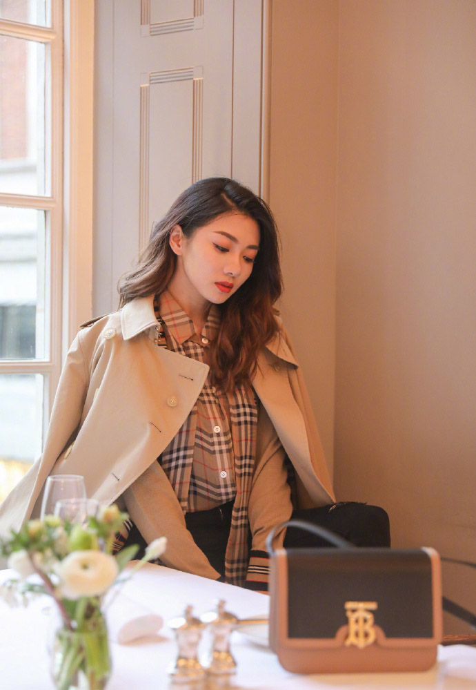 12-15岁高档女大童风衣内搭连衣裙,风衣里边应穿什么内搭卡其色