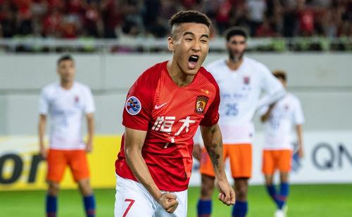 韦世豪爆铲郜林,韦世豪出现在野球场