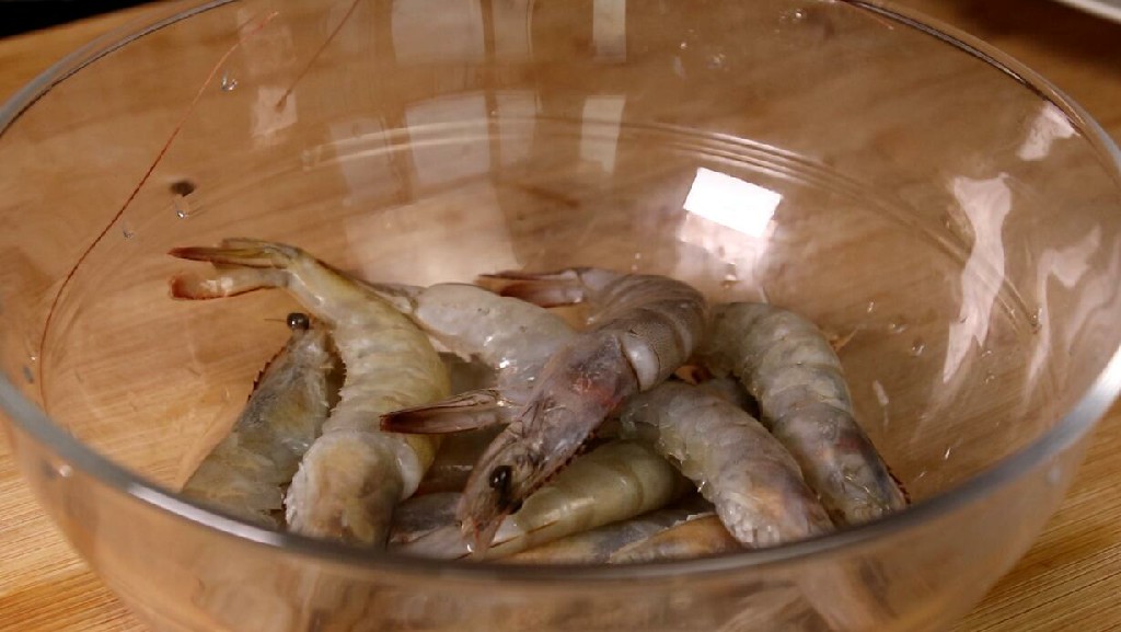 保存大虾的时候不要直接放冰箱,保存大虾