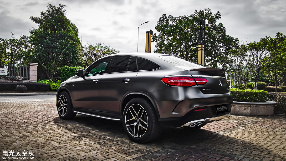 佛山奔驰gle43黑武士贴膜改色,奔驰gle320改色膜保时捷灰色
