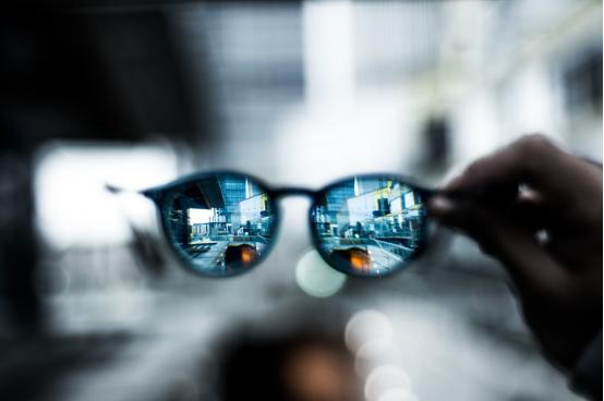 蔡司镜片和依视路的比较,依视路x4和蔡司防蓝光镜片哪个好