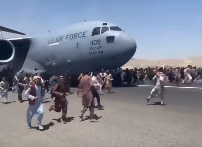 22岁空姐万米高空逃生没有降落伞,空难飞机坠落全过程