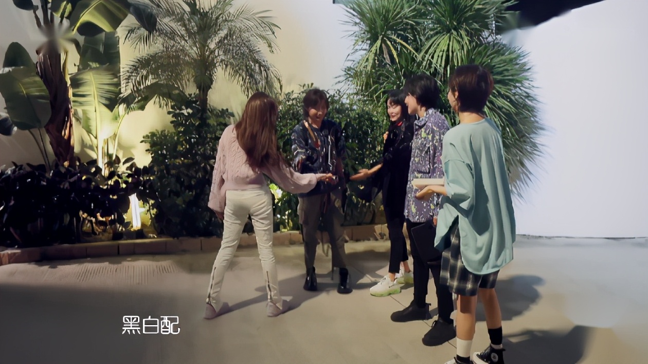 在“姐姐团”勾心斗角的宁静，机场弯腰摸粉丝肉*袜丝**，举动超可爱