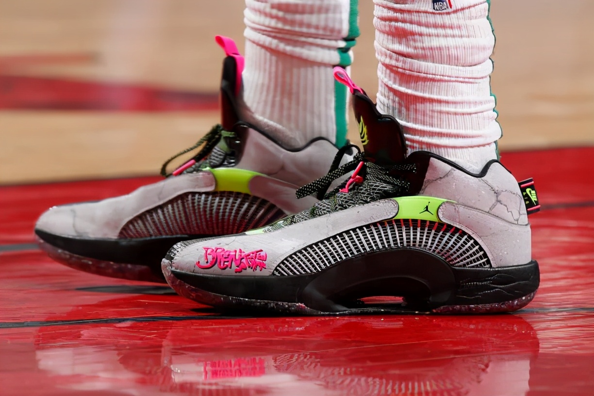 nba球星上脚安踏野球帝联名鞋,安踏携欧文新配色亮相