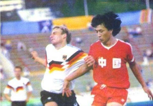 这支国足被骂最没有进取心的球队，球迷给教练寄了把刀