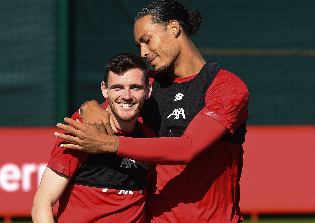 足坛历史第一左边后卫,来自足坛最佳前锋的压迫感