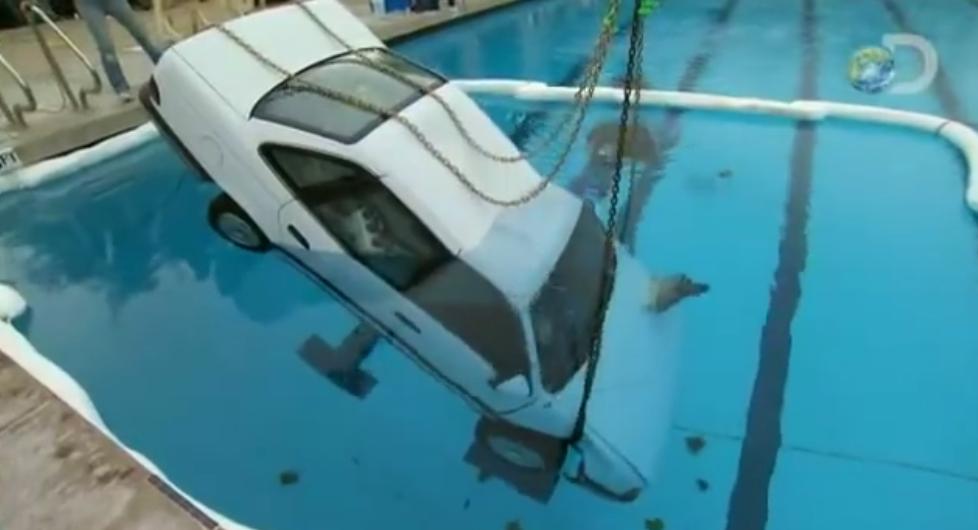 汽车掉水里车门打不开怎么自救,车辆进去水中车门为什么打不开