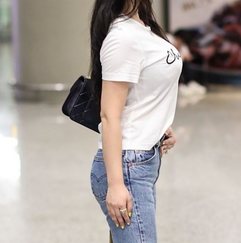 溜肩，长得再瘦体型也垮垮的。但溜肩常见这两种情况，别练错