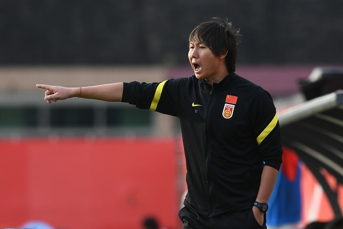 国足0-2输给日本李铁接受采访,李铁谈国足负日本剩余八场全胜队