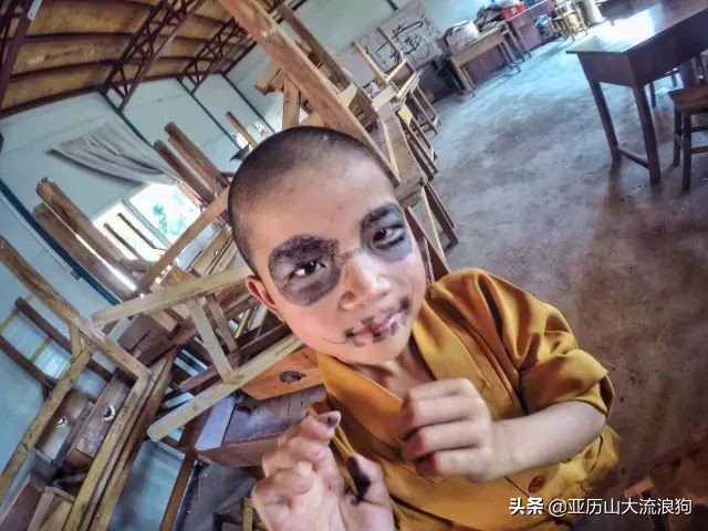 我流浪到中缅边境，发现一座奇特的寺庙，修行的僧人竟都是孩童