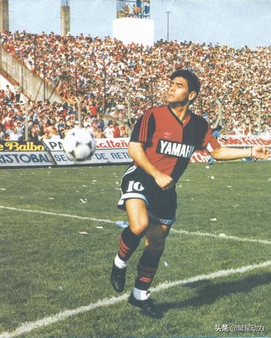 梅西致敬马拉多纳款签名球衣,梅西致敬纽维尔老男孩