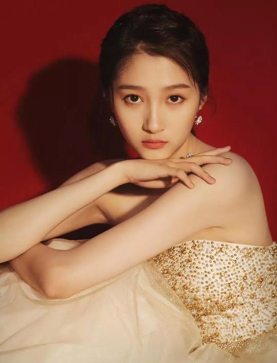 关晓彤九头身完整视频,关晓彤九头身写真