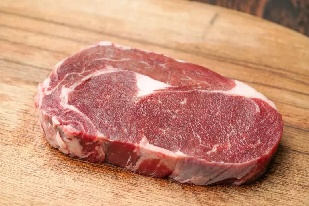 想让牛排够嫩又不太生？教你煎出7分熟完美牛排