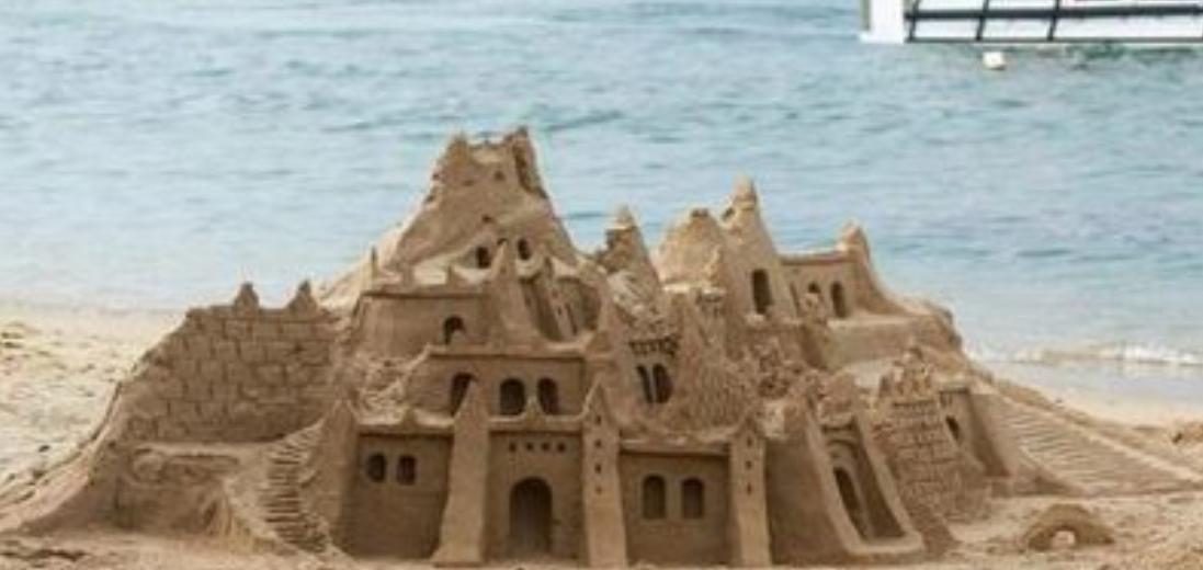 巴西一雕刻家在沙滩“建国”，称王22年，靠和游客拍照维持生计