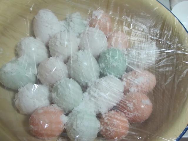 现在腌咸鸭蛋最合适，3步搞定，半个月就能吃，个个金黄起沙流油