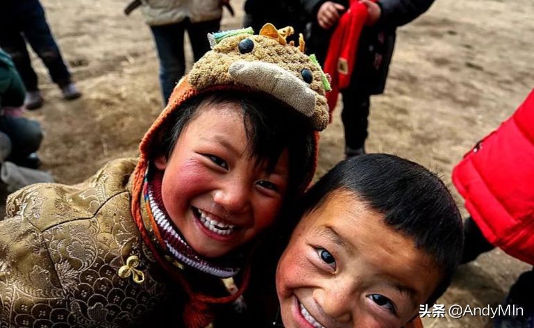 挖10万元1斤的虫草,却买不起一个玩具|高原孩子的残酷童年