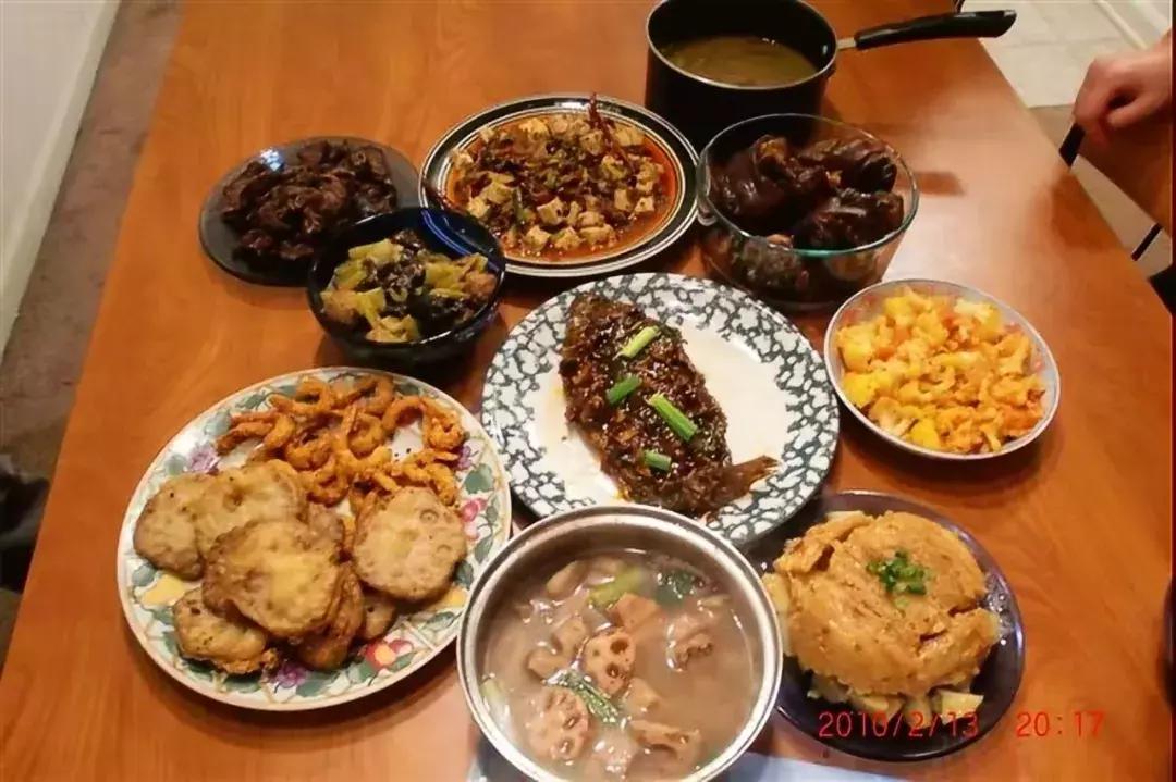 比惨大会第一个视频,年夜饭最尴尬的场面