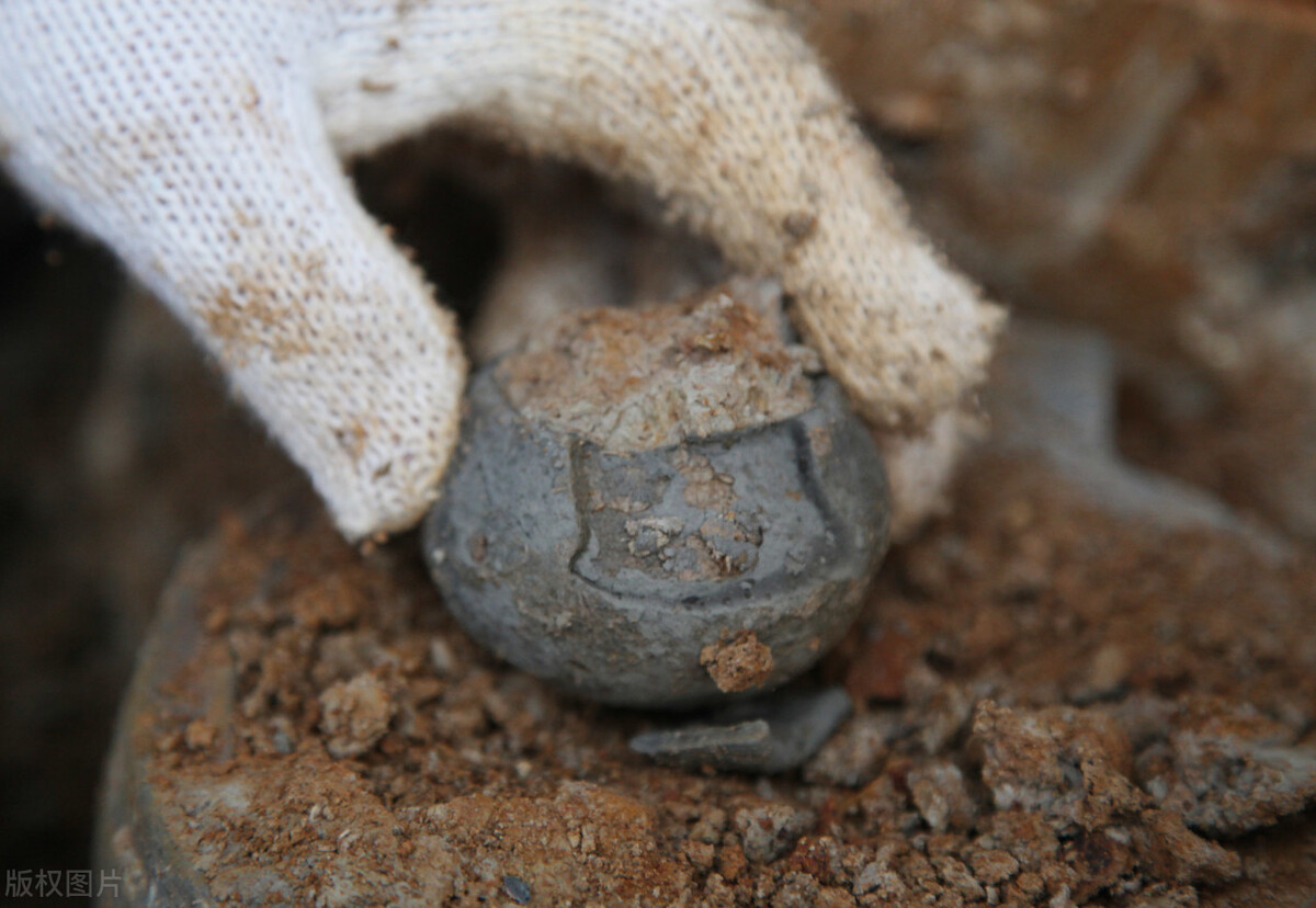 建筑工地挖出鬼火,地下冒绿光挖出的东西