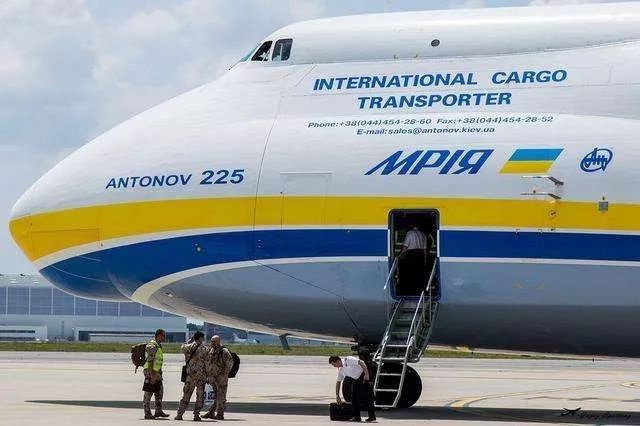 全面探索安-225，这个世上最大的飞机，32个轮子640吨起飞重量