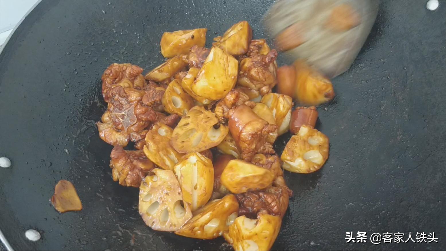 2节莲藕不煎不炸,这样做一锅,大人小孩抢着吃,营养好吃又下饭