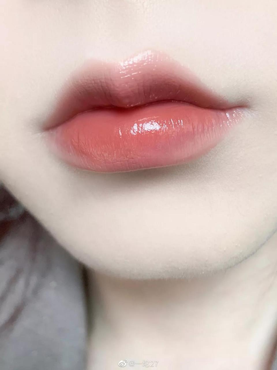 快买了这只口红来人间水蜜桃学院报道！