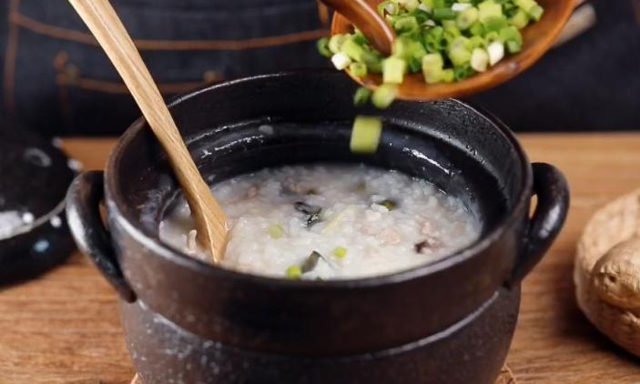 做皮蛋瘦肉粥要不要勾芡,做皮蛋瘦肉粥时皮蛋用弄熟么