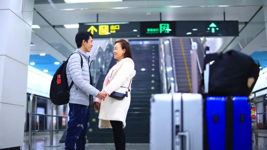 春运路上的幸福,高铁上的春运流动的年俗年味