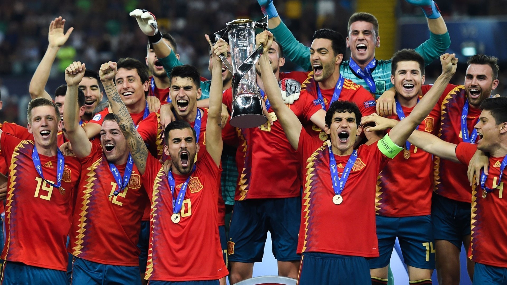 他18岁加盟皇马,22岁欧青赛捧杯,如今刚满23岁却已不知路在何方