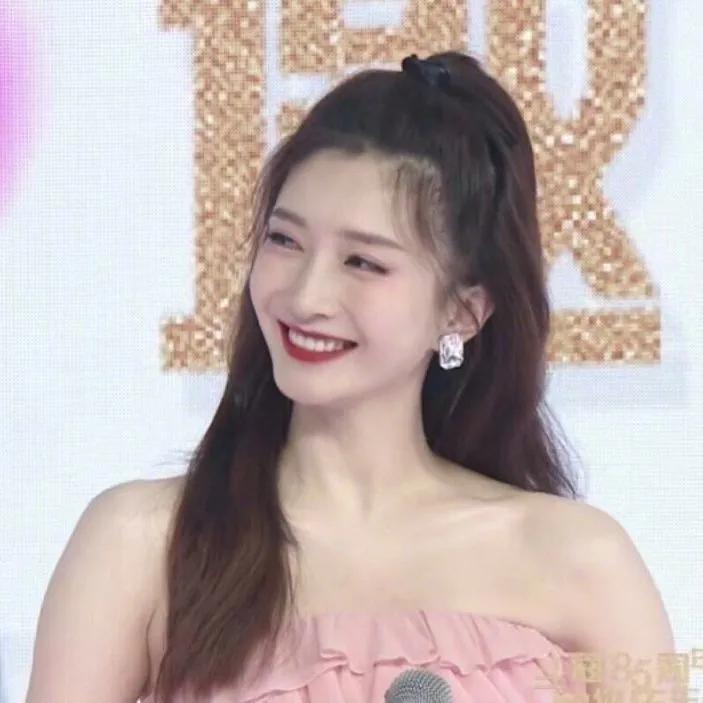 为什么有的人涂红色口红不好看,为什么有人涂口红显老气