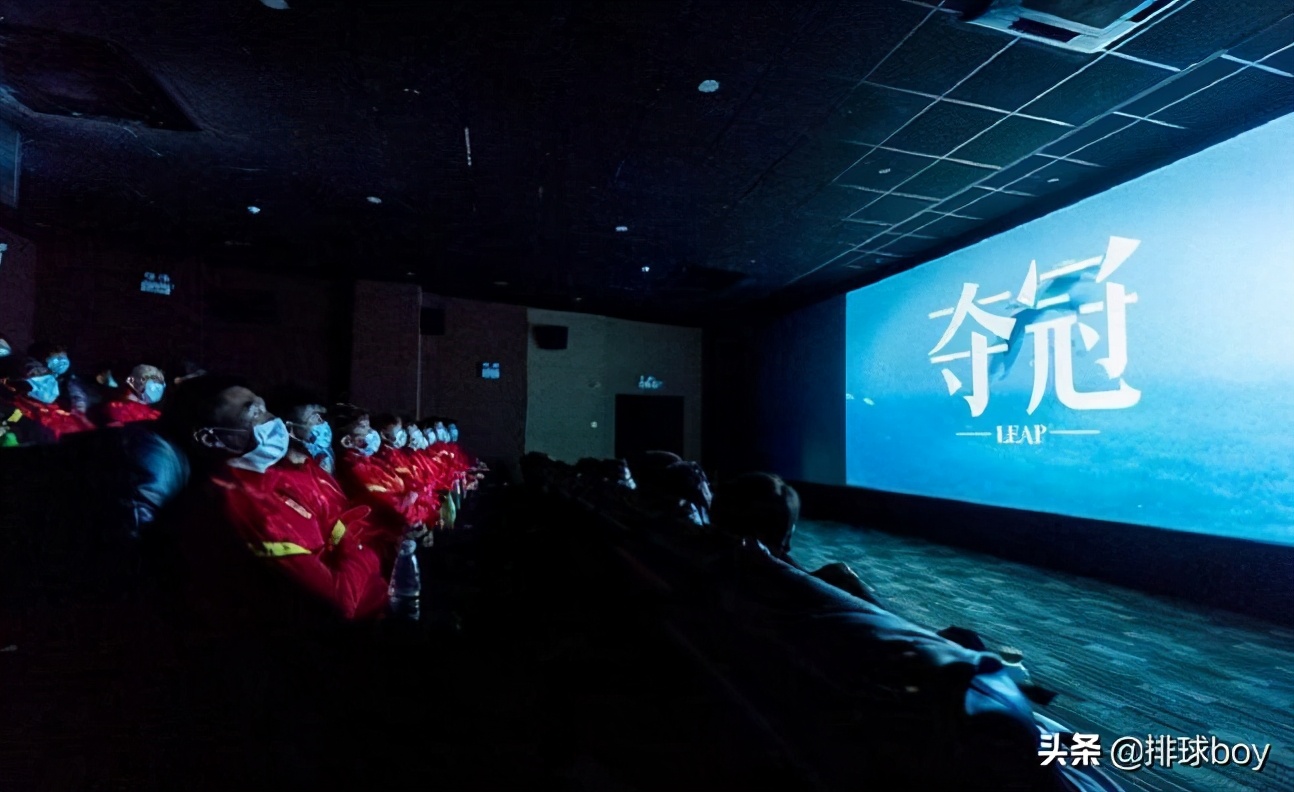 国足看《夺冠》感动抽泣！郎平：单靠精神不能赢球，必须技术过硬