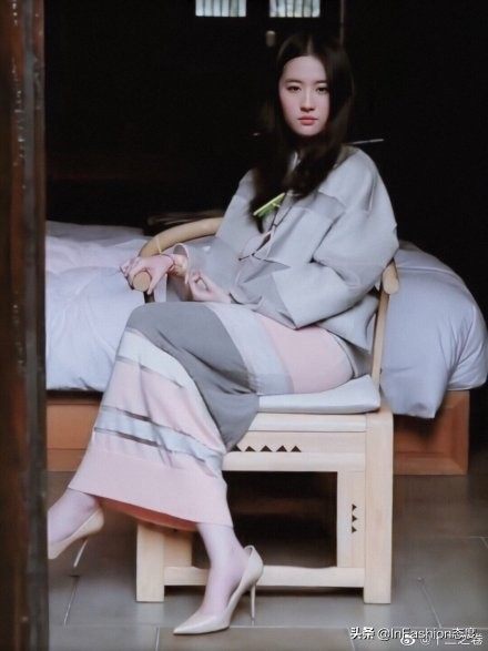 刘亦菲确认下一部新剧了吗,刘亦菲一身露腰造型亮相机场