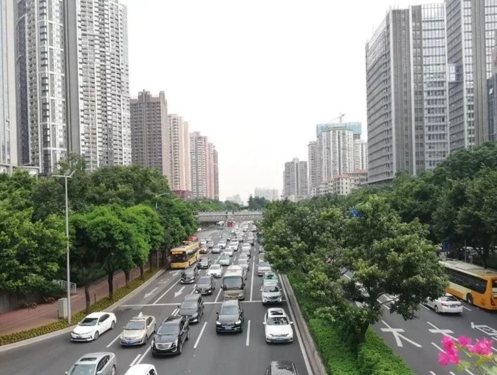 广州三条宽阔的城市大道,长度都超过十公里,能跟深圳道路媲美吗