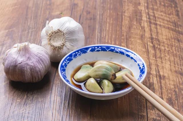 洋葱大蒜能长期吃吗,变紫的大蒜可以吃吗