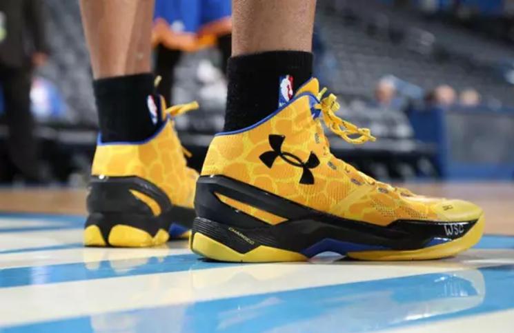 高帮篮球鞋不容易崴脚吗,为什么篮球鞋那么耐磨