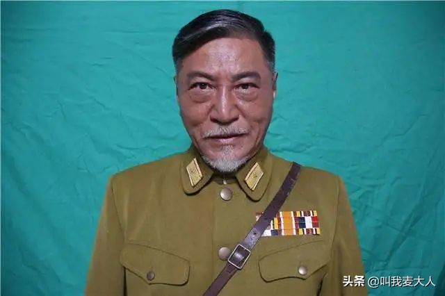 让陈道明屈膝弯腰,让张国立冯小刚起立的老兵