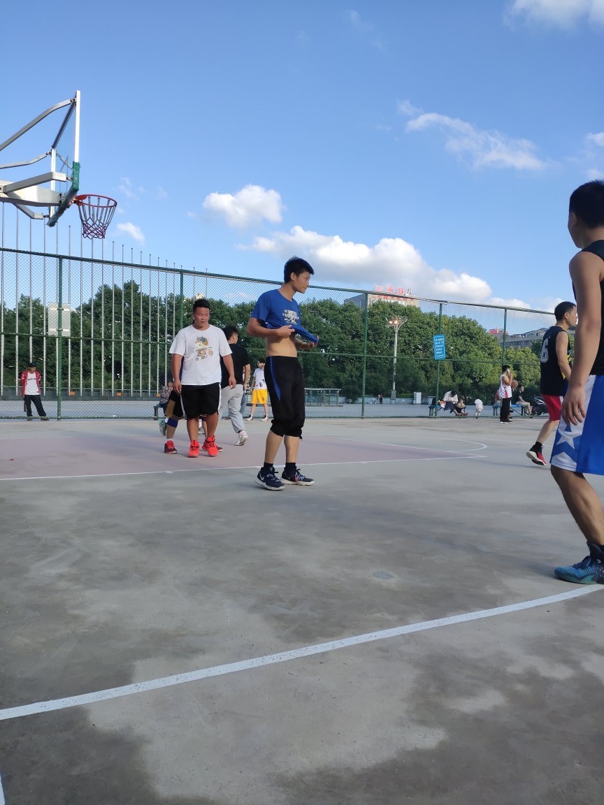 怎么一招称霸野球场,中年大叔打篮球技巧