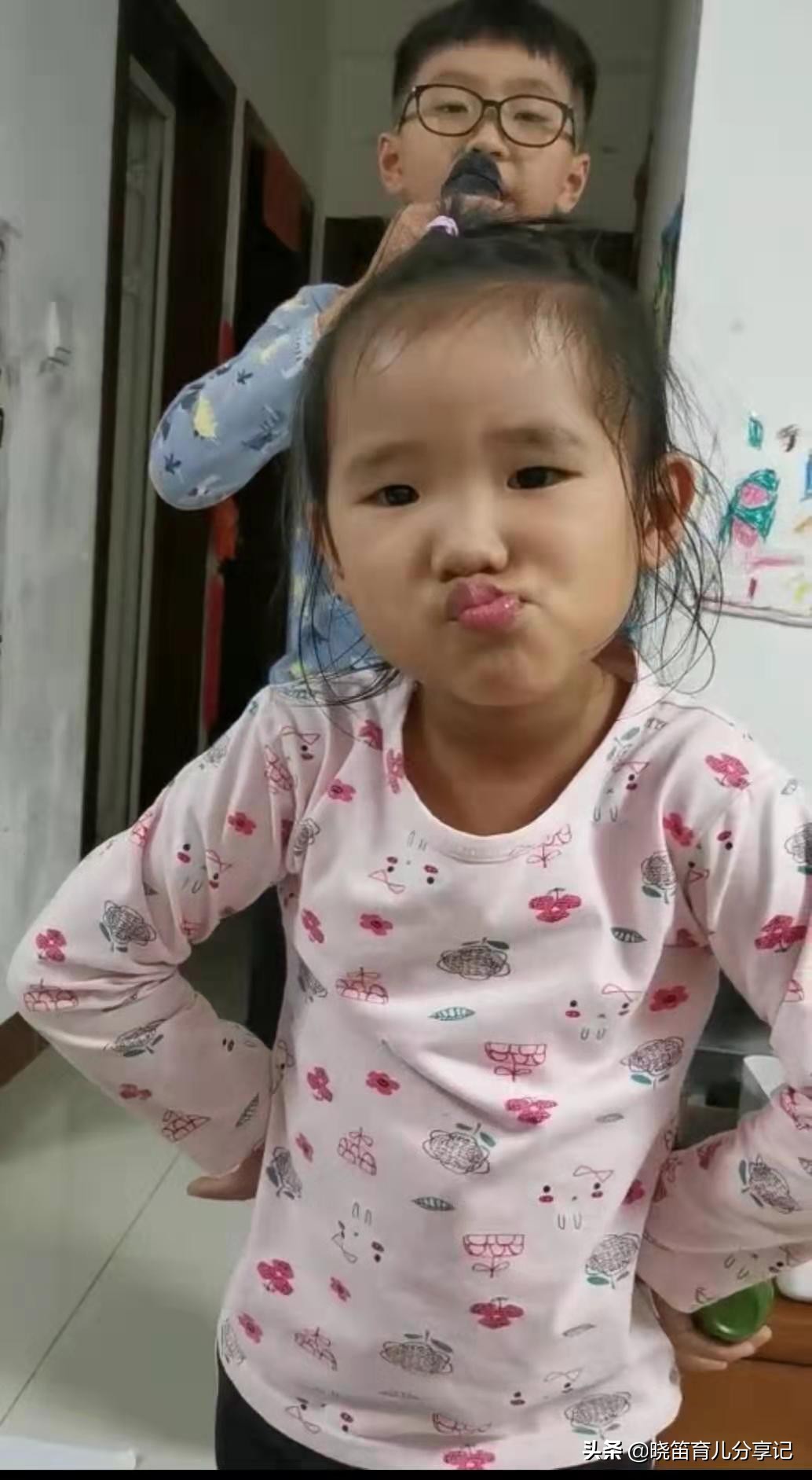 小孩为什么在家调皮在外就很老实,孩子在家调皮和家庭教育