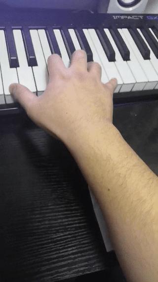 手小怎么弹八度,双八度怎么弹初学者