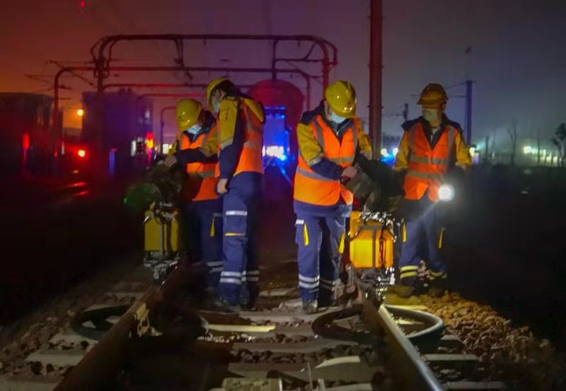 深夜出诊的地铁医生,行走在一线的医生