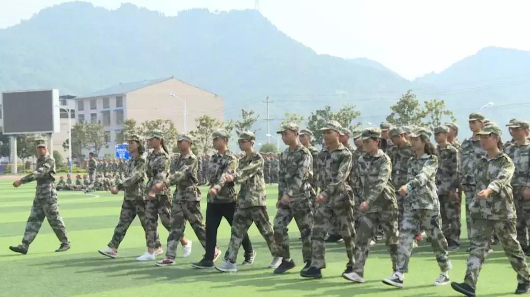 余庆中学和他山中学谁大,余庆中职学校军训