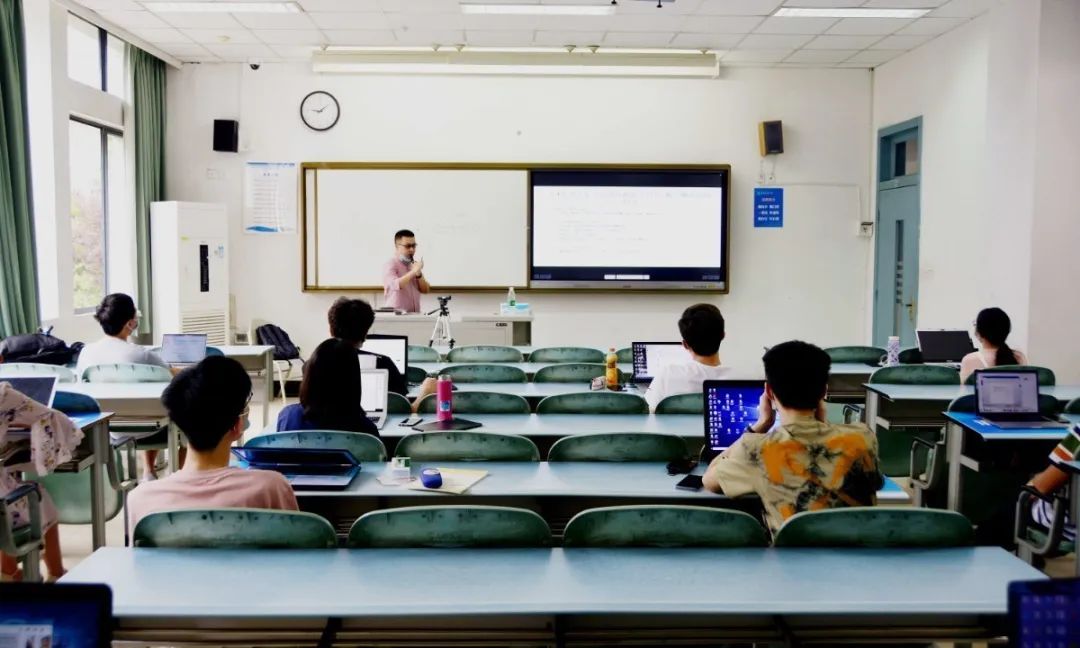 回顾：全面线下复课第一周，这依旧是你熟悉的西财课堂！