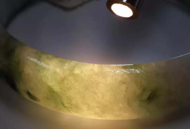 翡翠变黄什么原因引起的呢,翡翠为什么会发黄