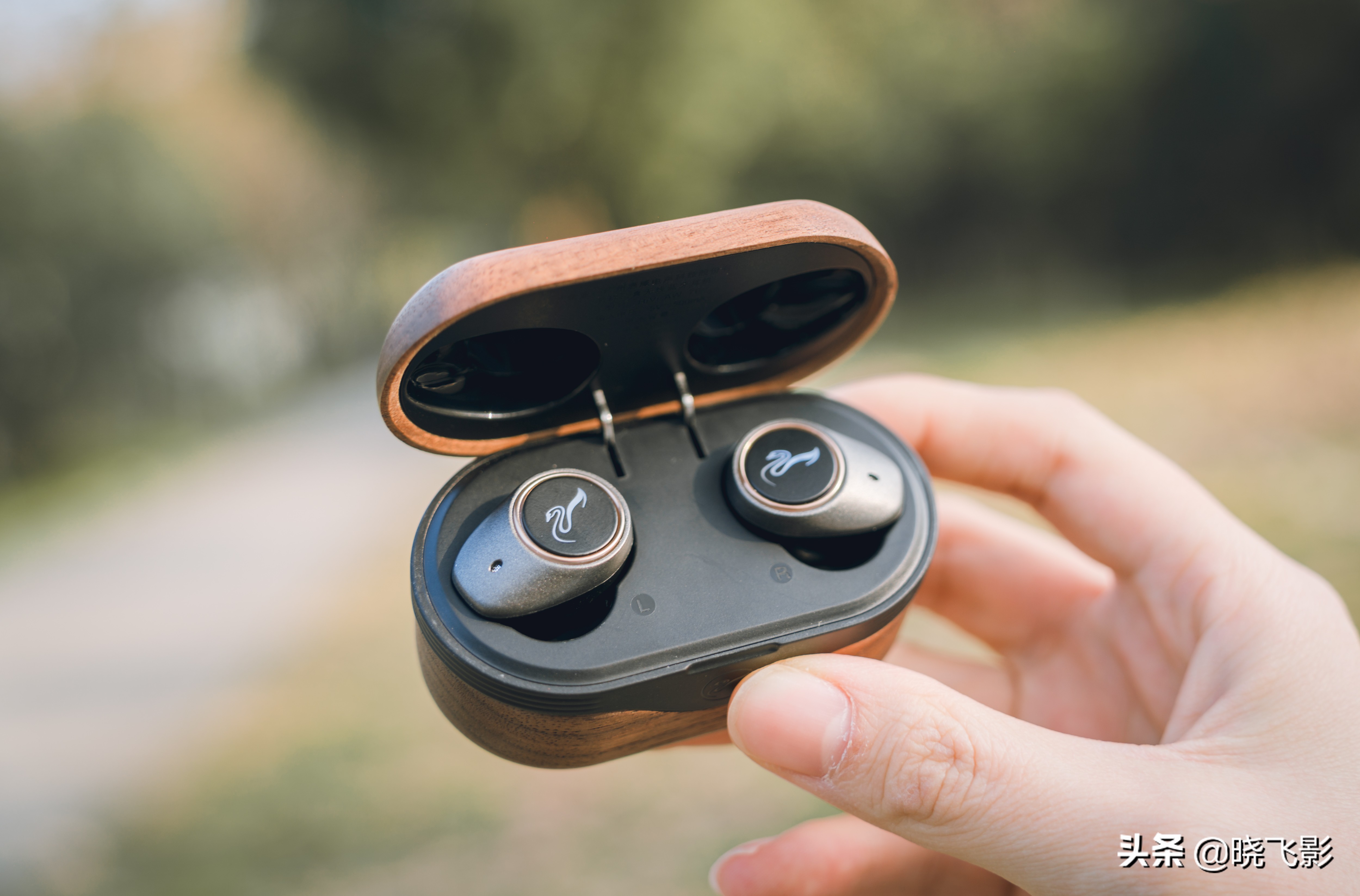 一个耳机盒有两种耳机,一个耳机盒