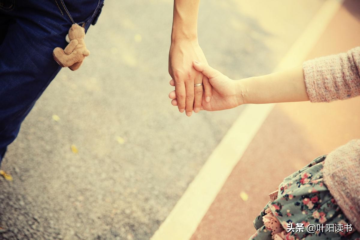 情侣之间该不该跟钱计较,情侣间应该谈钱吗