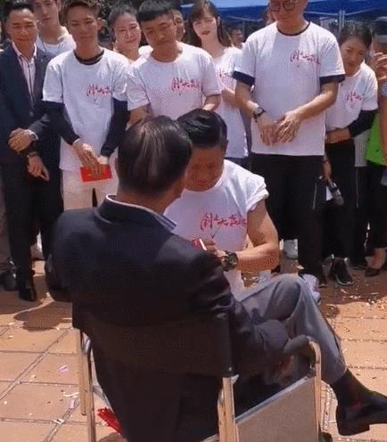 排场这么大、敢抢寿星名导的风头？拒绝与周星驰和解的他有何底气