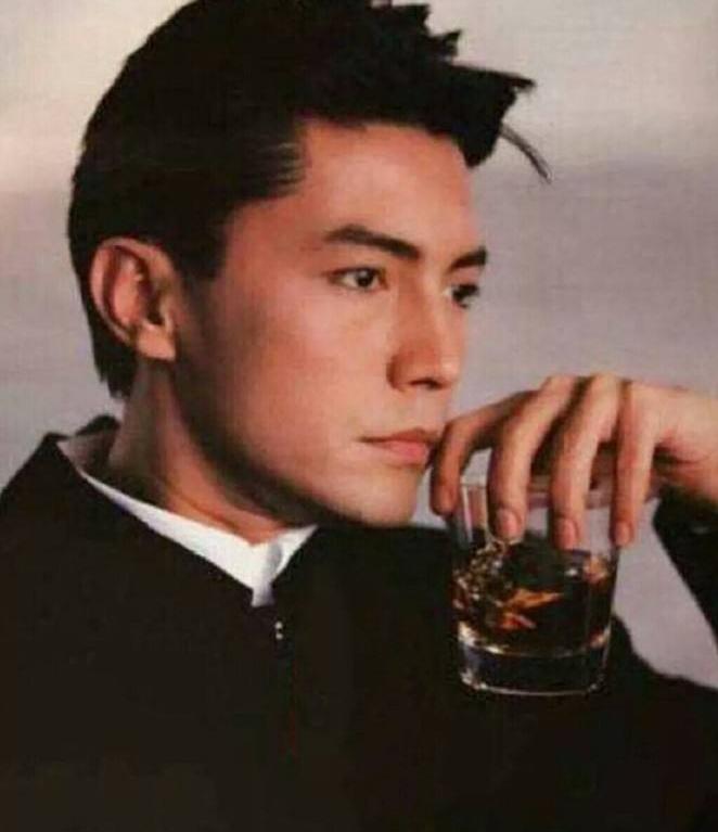 用美貌征服好莱坞的“孤儿”尊龙，晚景凄凉，也被“美国妈”召唤